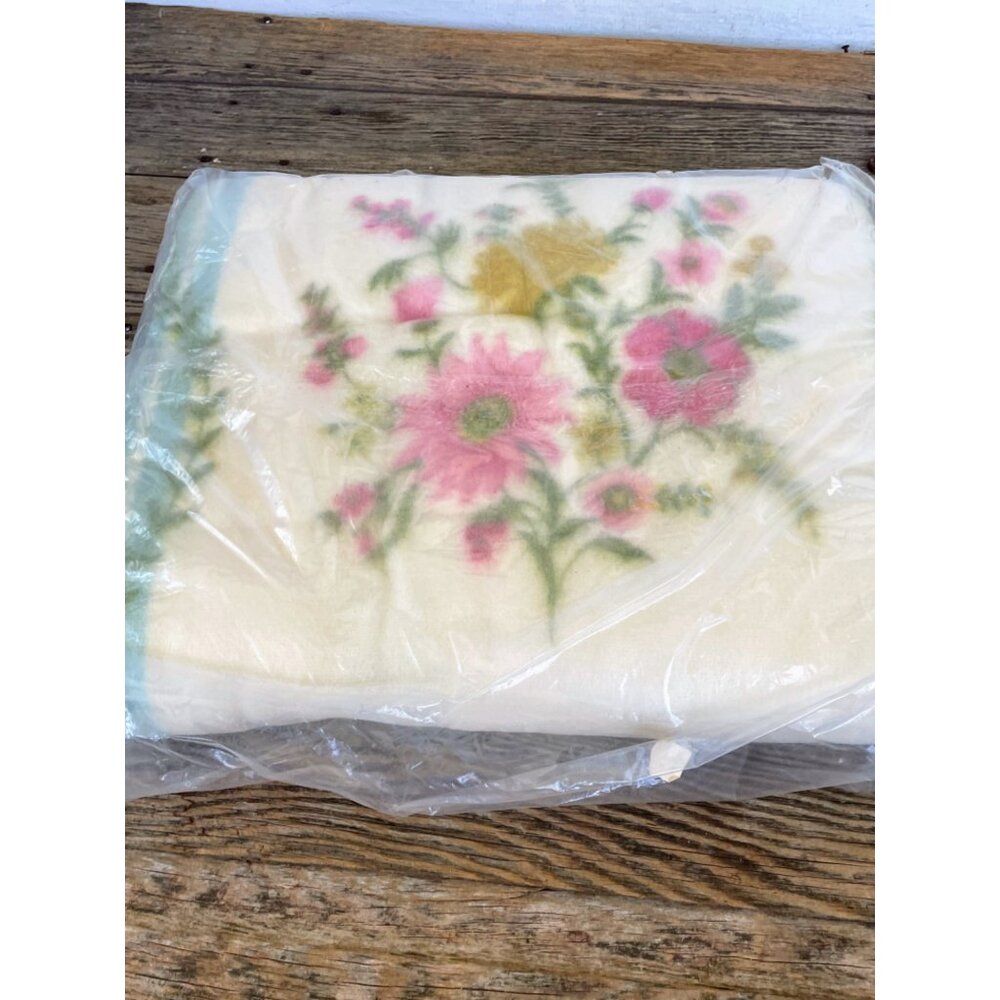 Vintage 1950s FieldCrest Blanket NOS Shabby Roses Vines 72x90" Rayon Blend - Picture 5 of 15